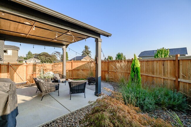 Building Photo - Beautiful 3 Bedroom on Large Corner Lot!