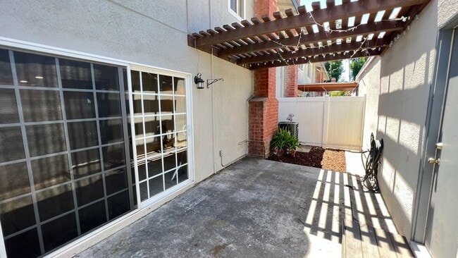 Building Photo - Lovely 3 Bed 2.5 Bath Townhome with 2 Car ...