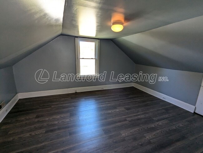 Building Photo - Cozy 2-Bedroom Home on a Beautiful Lot in Amherst!