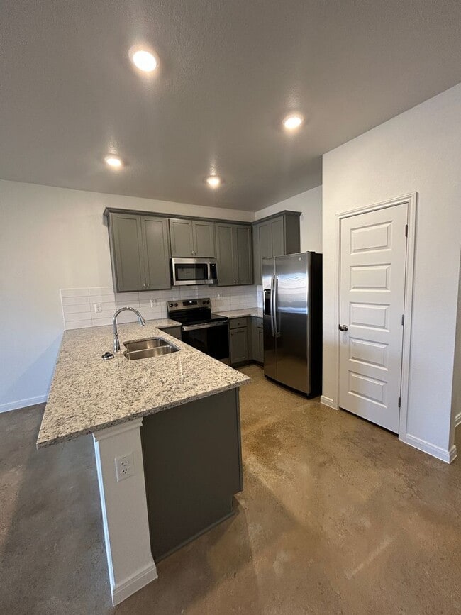 Building Photo - 909 Switchgrass Dr