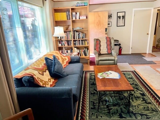 Building Photo - Downtown Furnished One Bed Includes Utilities