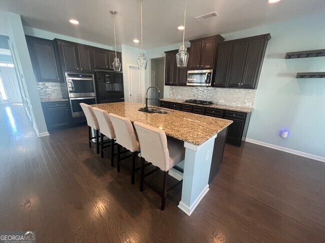 Building Photo - 165 Craines View