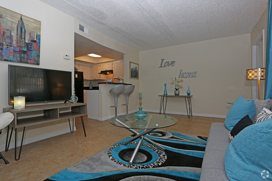 1BR, 1BA - 600 SF - Living - Crescent Lane
