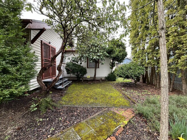 Building Photo - Character-Filled 2-Bedroom Home with Vintage Charm & Bright Living Spaces