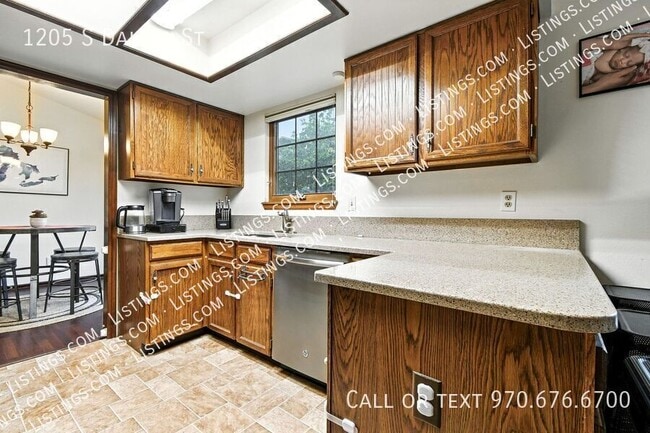 Building Photo - 1205 S Dahlia St