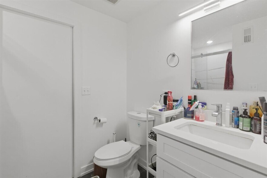 Building Photo - 4939 N Saint Louis Ave