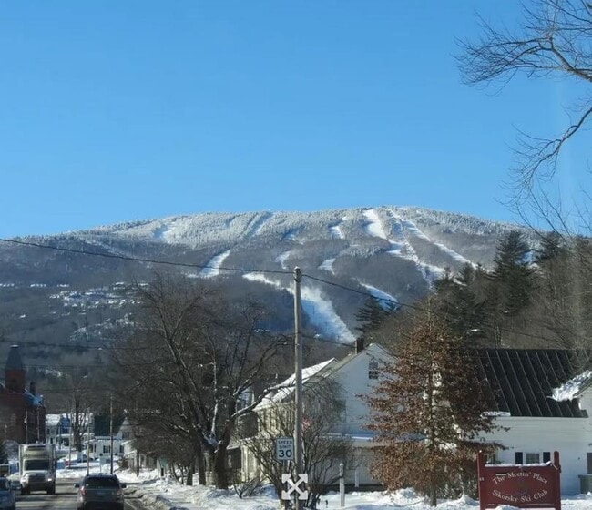 Building Photo - 10 Meadow St