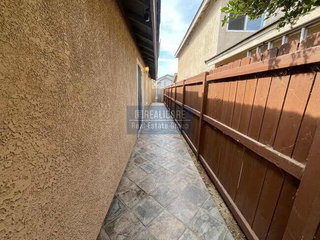 Building Photo - 14786 Shadow Dr