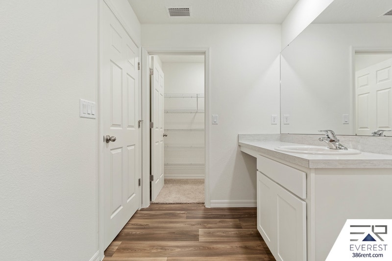 Building Photo - 9 Roxland Ln