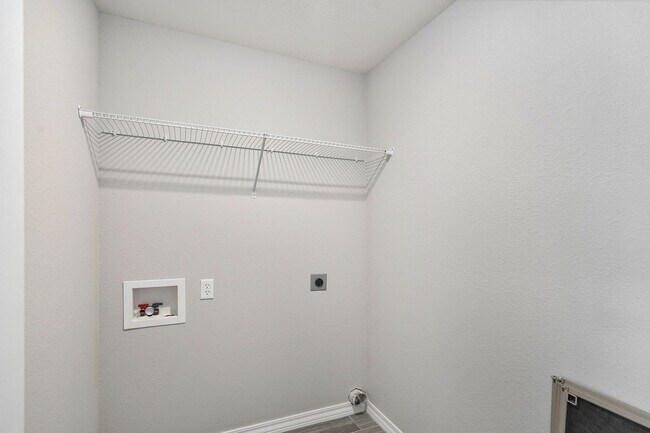Building Photo - Modern 3 Bed / 2 Bath Home with Open Layout & Fenced Yard