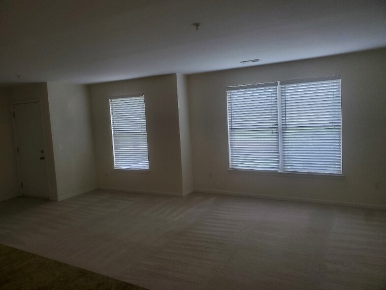 Building Photo - 10122 Sunrise Dr