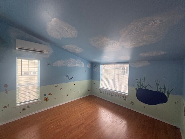 Building Photo - 12549 Roosevelt Way NE