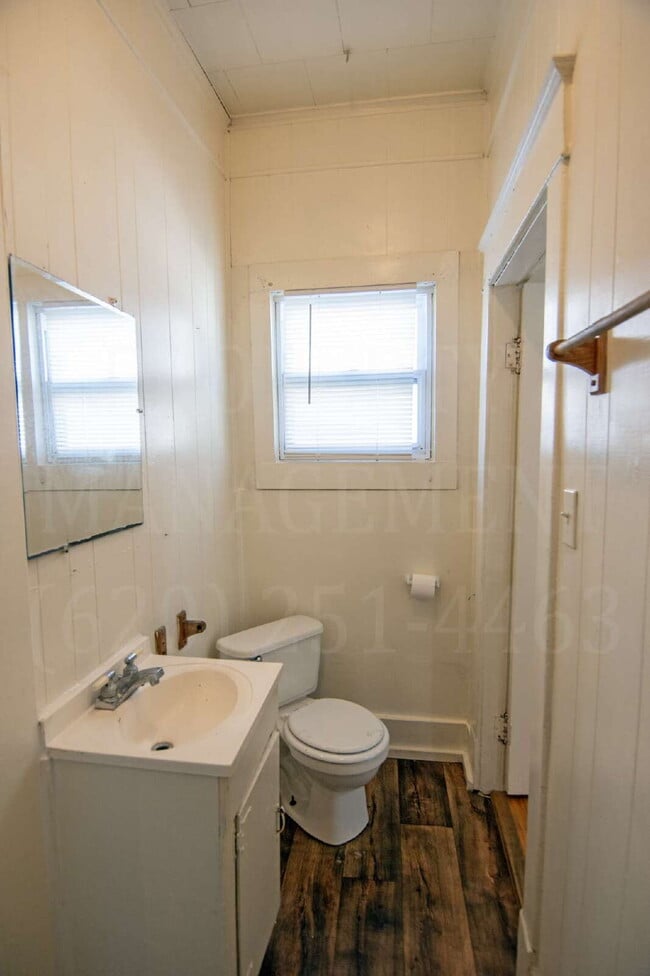 Building Photo - 2-Bedroom 1-Bathroom