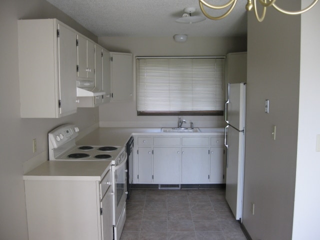 Full Kitchen with stove, refrigerator, dishwasher, garbage disposal - 3914-3916 Sturgis Dr