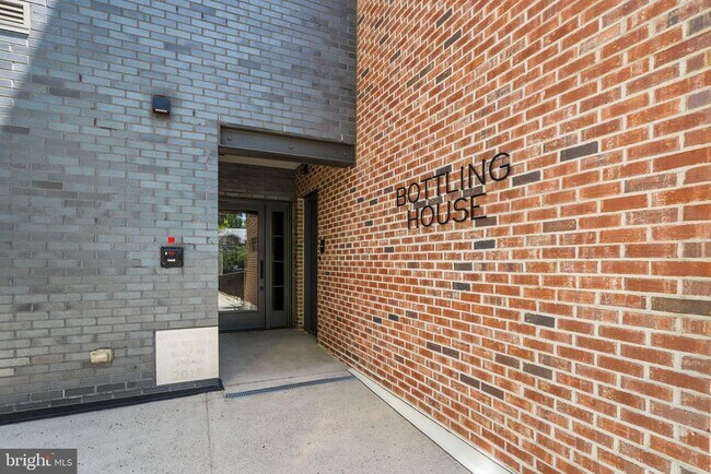 Building Photo - 521 N Washington St