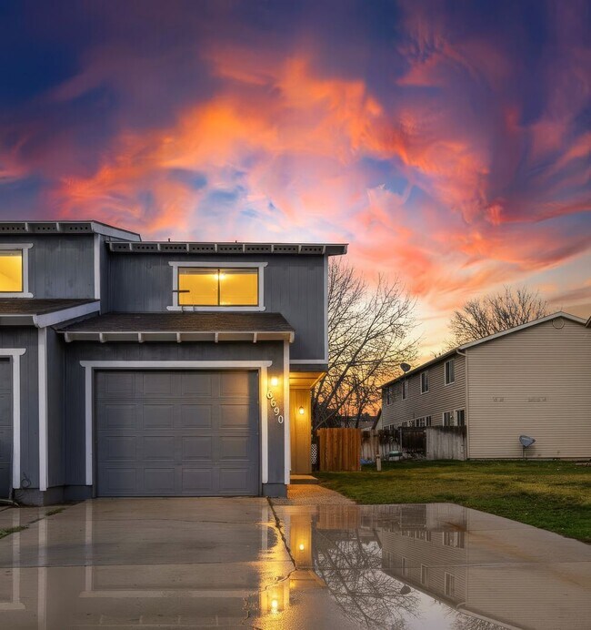 Building Photo - 2bed, 1.5 bath Duplex with Garage & Fenced Yard!