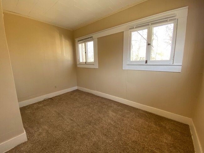 Building Photo - 105 W Cherry Ave