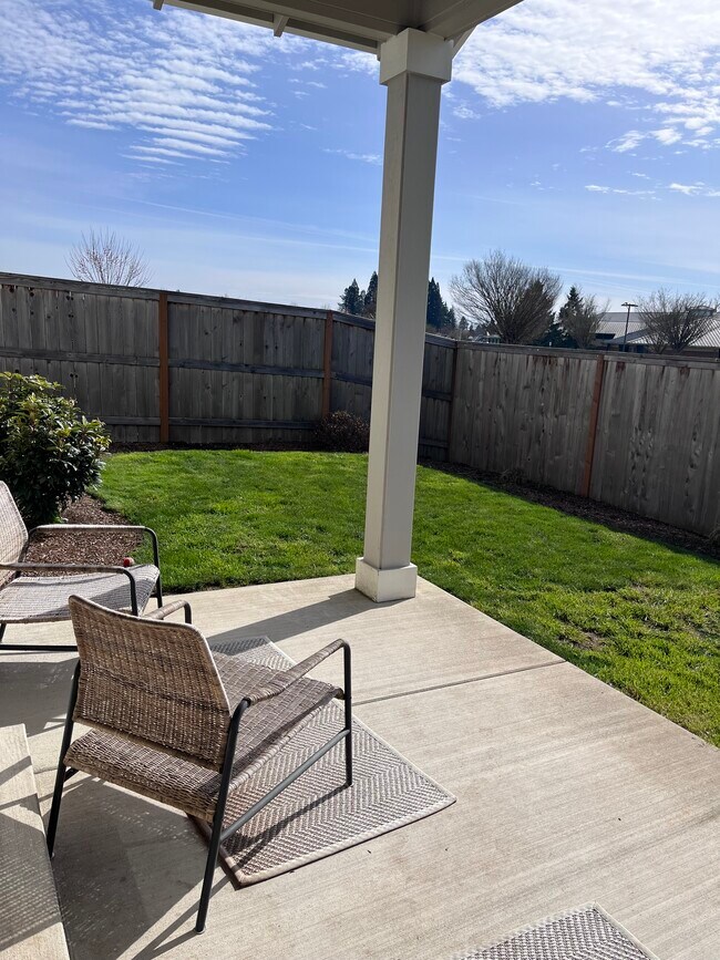 Building Photo - 990 NE Samson St