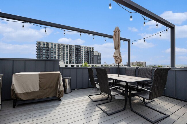 Building Photo - End unit 2bed/2.5 bath plus bonus office/r...