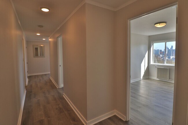 Building Photo - Gorgeous 3 Bedroom Queen Anne Apartment wi...