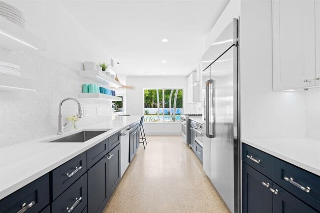 Building Photo - 1524 Bayview Dr