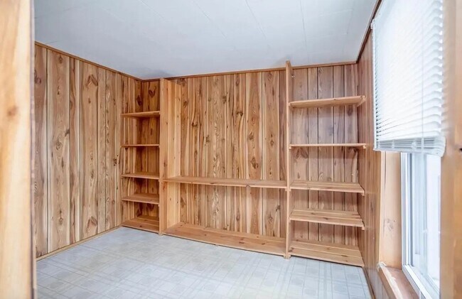 Building Photo - 2 Bedroom Apartment - Midtown Kingston
