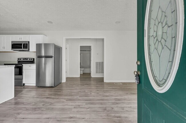 Building Photo - Charming 2-bed 1-bath home minutes from shopping, APSU, and dining.