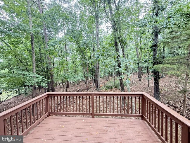 Building Photo - 1234 Lakeview Dr