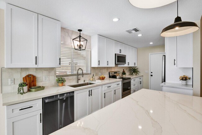 Building Photo - 7331 W Windrose Dr