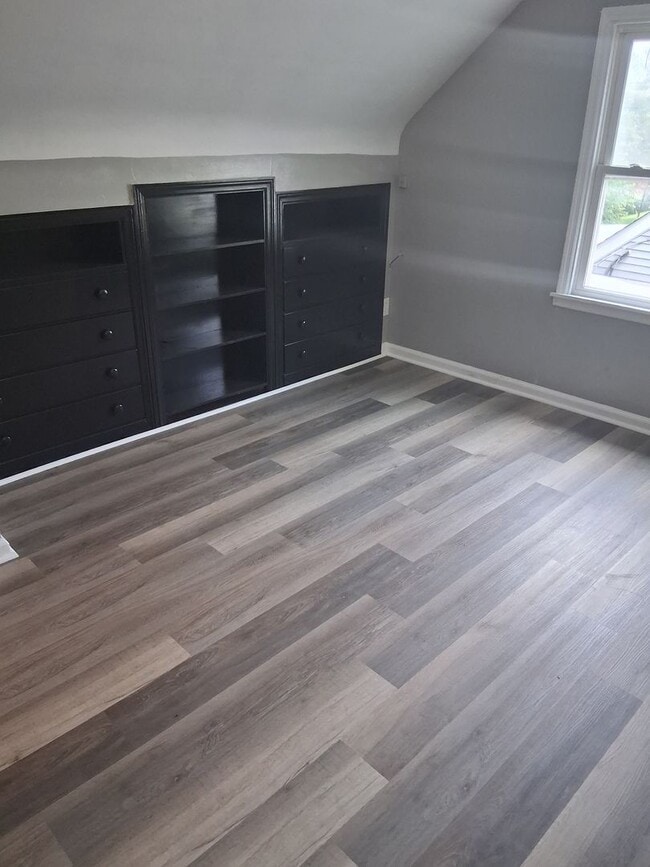 Building Photo - Great 4 bed 1.5 bath close to everything &...
