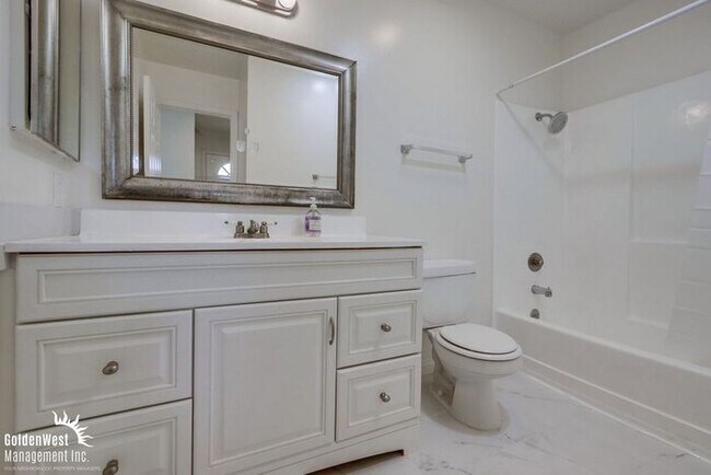 Building Photo - Charming 2Bdm 2Ba Condo in La Jolla