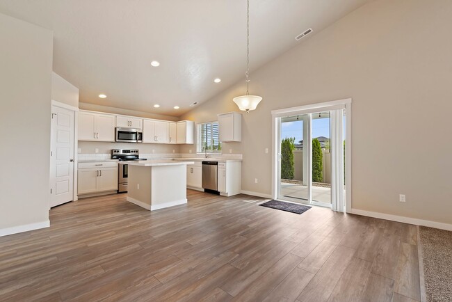 Building Photo - Available Now! 4b/2b Meridian Home