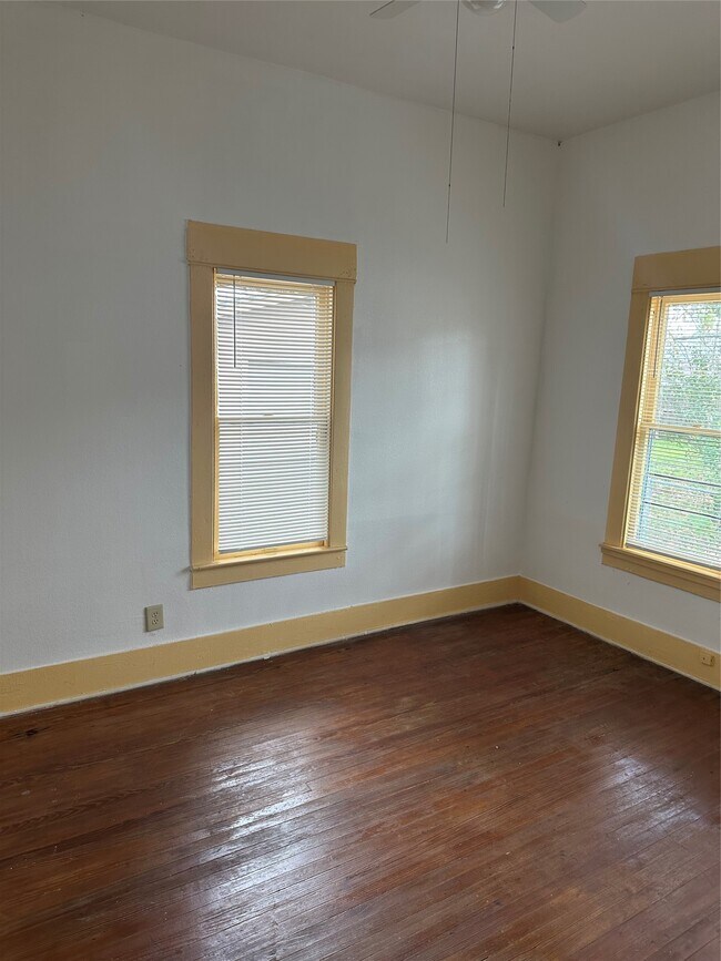 Building Photo - 4621 Davenport St