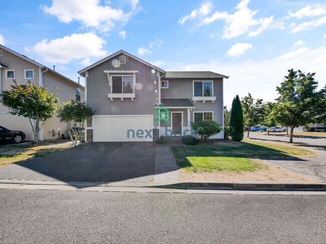 Building Photo - 4 Bed and 2.5 Bath Single-family Home is A...