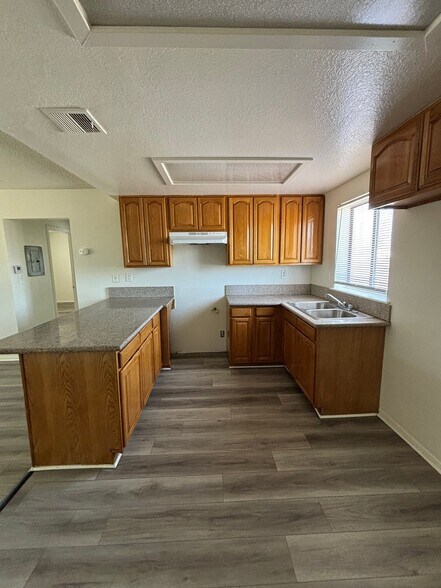 Building Photo - 509 E Ave Q