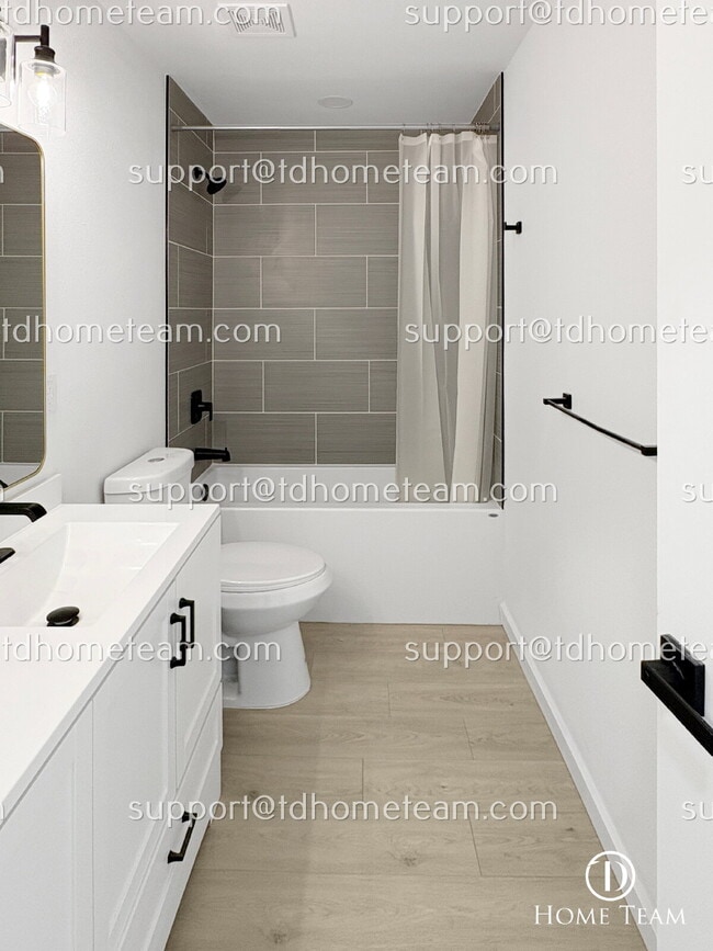 Building Photo - "Charming 3-Bed, 2-Bath Oasis in Seattle's Heart – Cozy 1040 Sq Ft Haven!"