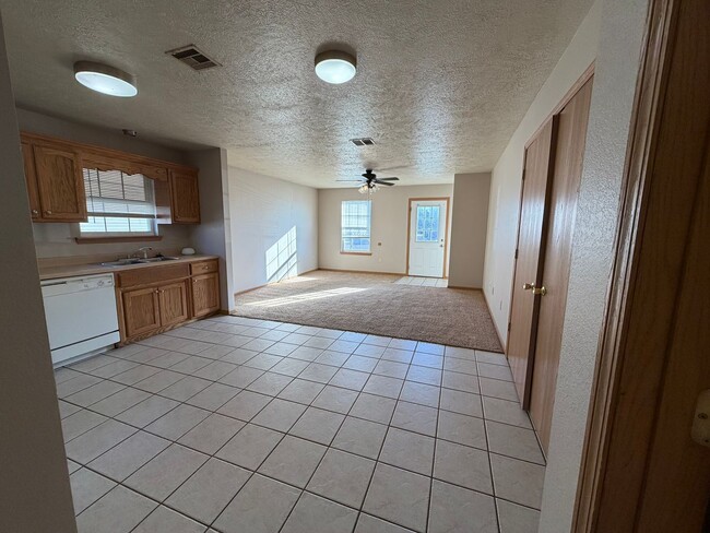 Building Photo - Spacious 3 Bedroom 2 Bath Townhome