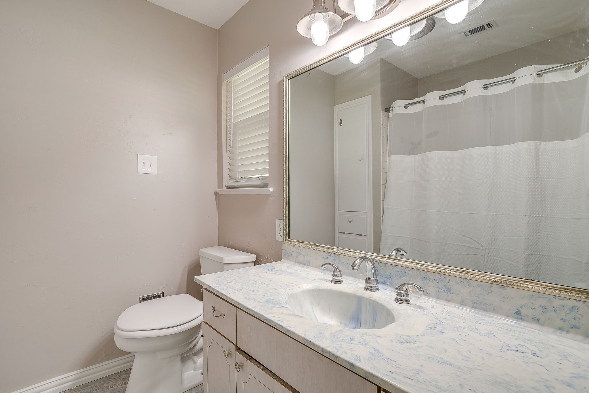 Building Photo - 1706 Larkspur Dr