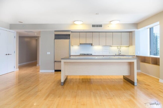 Building Photo - 301 Mission St