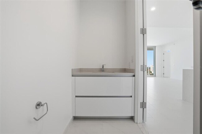 Building Photo - 400 Central Ave