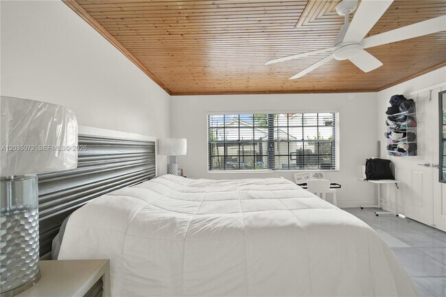 Building Photo - 10044 SW 137th Pl