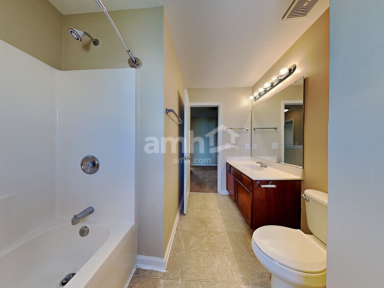 Building Photo - 577 English Oak Cir