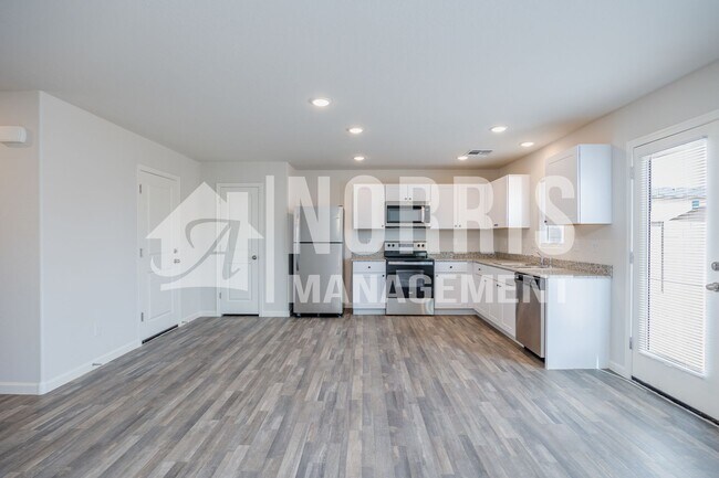 Building Photo - Large Home in Coolidge