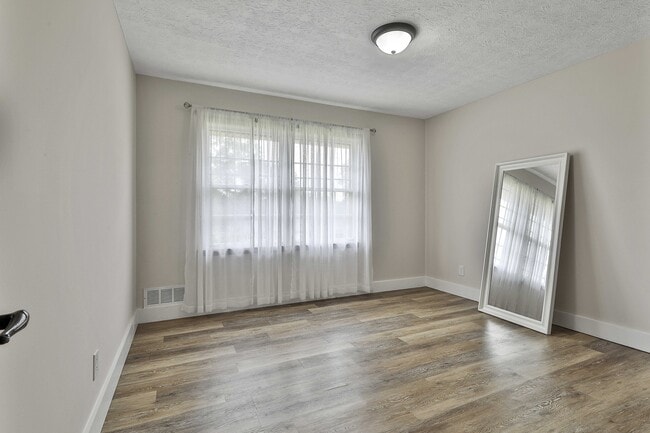 Building Photo - 5011 Pineview Terrace