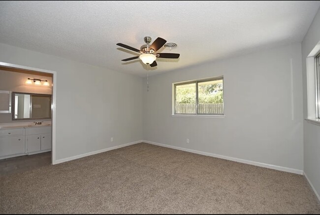 Building Photo - 10418 Rockland Dr