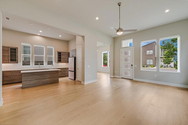 Building Photo - 6133 Florencia Ln