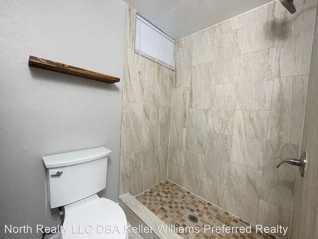 Building Photo - 2 br, 1 bath House - 1184 Clinton St. #B