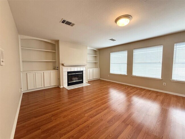 Building Photo - 2011 Lantana Dr