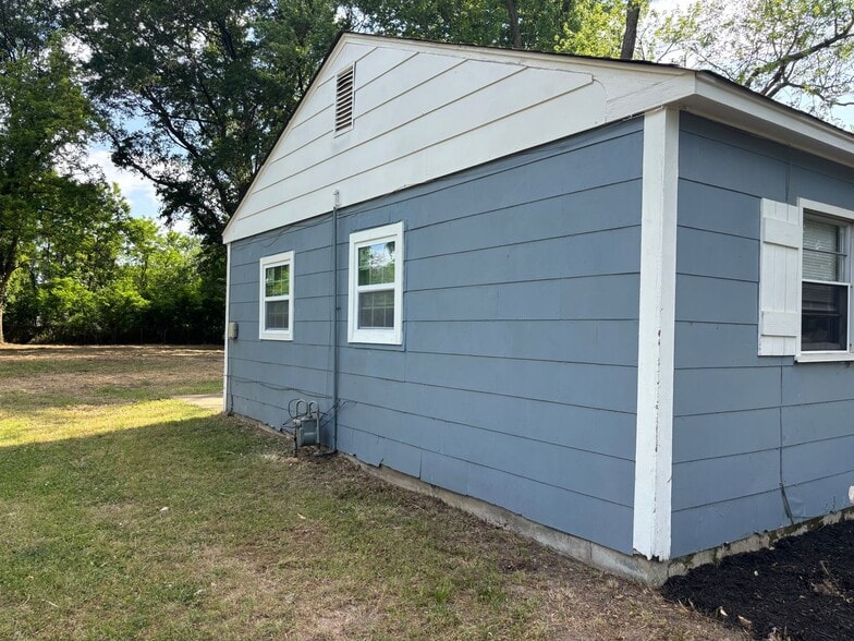 Building Photo - 901 Restbrook Ave