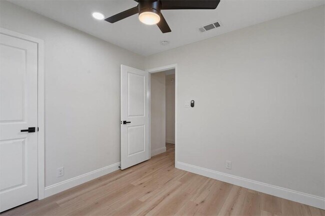Building Photo - 304 Skyloop Dr